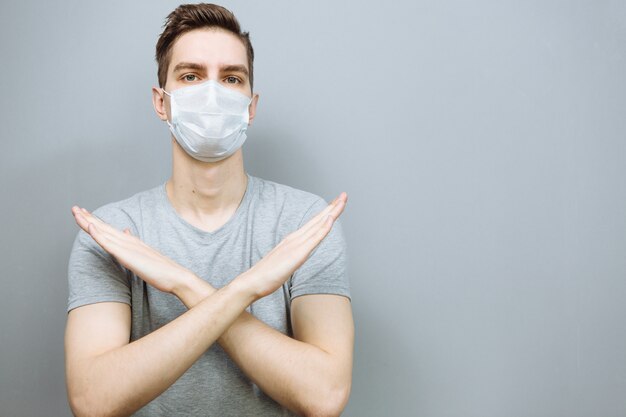 Jonge man in een medisch masker met emoties en gebaren. Ziekte-epidemie