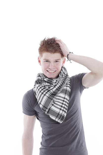 Jonge man in een t-shirt en sjaal geïsoleerd op een wit