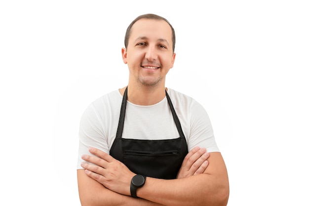 Jonge man in een zwarte schort kijkend naar de camera op een witte achtergrond chef of ober concept mockup