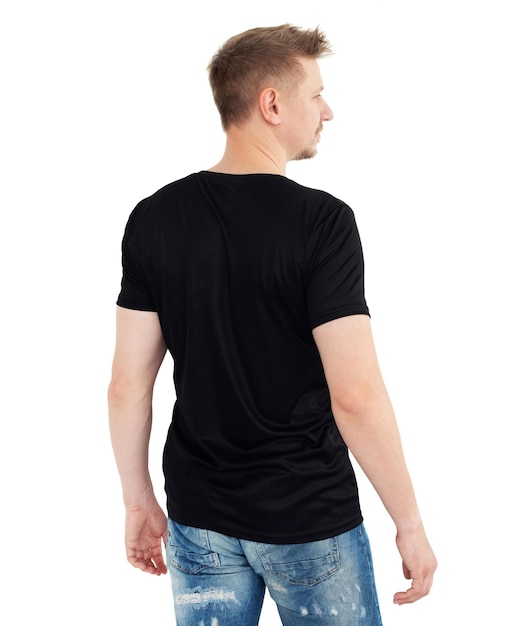 Jonge man in een zwarte t-shirt geïsoleerd op een witte achtergrond achteraanzicht leeg voor uw ontwerp