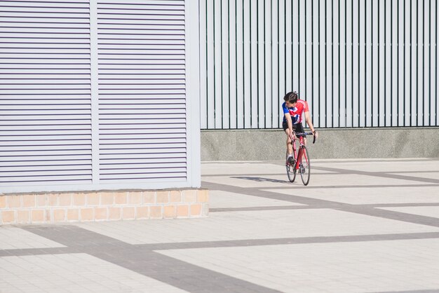 Jonge man in fietskleding rijdt op een racefiets