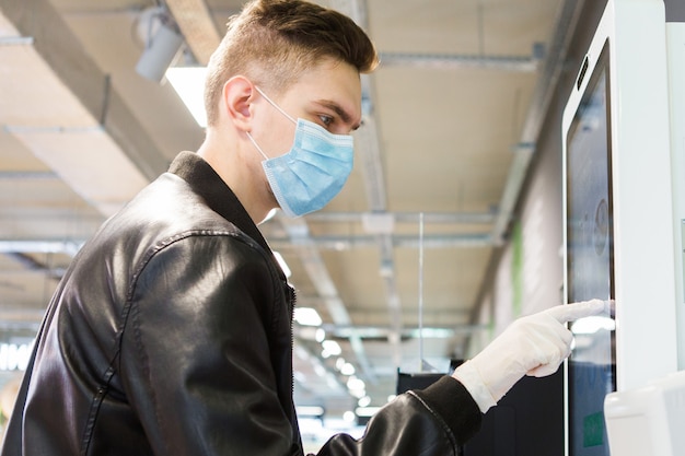 Jonge man in medische masker. quarantainebeveiliging. Man in de winkel