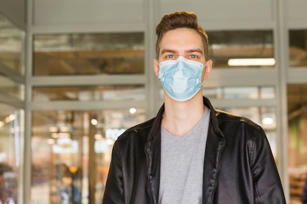 Jonge man in medische masker. quarantainebeveiliging. Man in de winkel