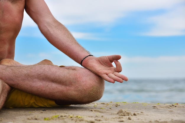 Jonge man in meditatie