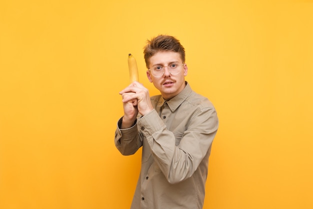 Jonge man in overhemd en glazen geïsoleerd