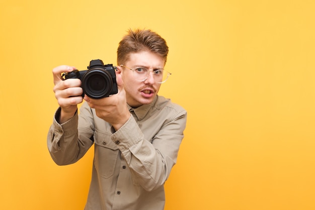 Jonge man in overhemd en glazen geïsoleerd