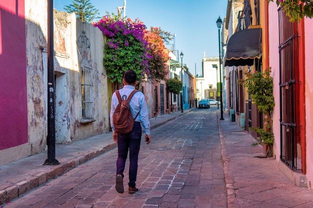 Jonge man in rustieke straat van Queretaro Mexico
