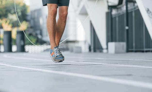 Jonge man in sportieve kleding traint overdag buiten