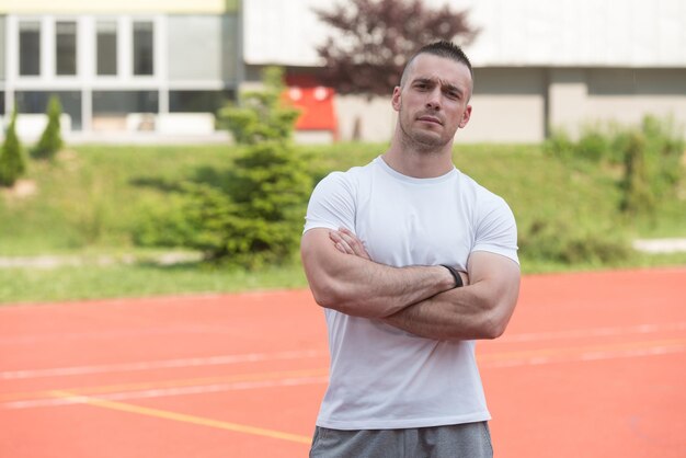 Jonge man in sportkleding na buitenoefeningen