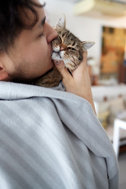 Jonge man in t-shirt met een kat.