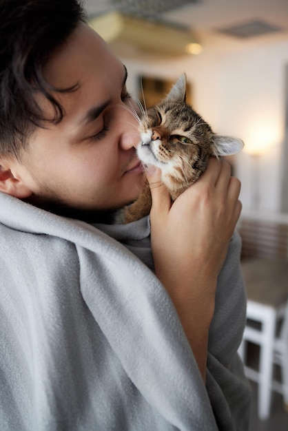 Jonge man in t-shirt met een kat.