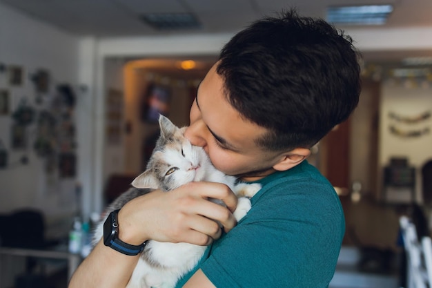 Jonge man in t-shirt met een kat