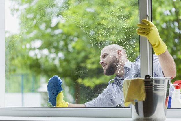 Jonge man in uniform op het werk