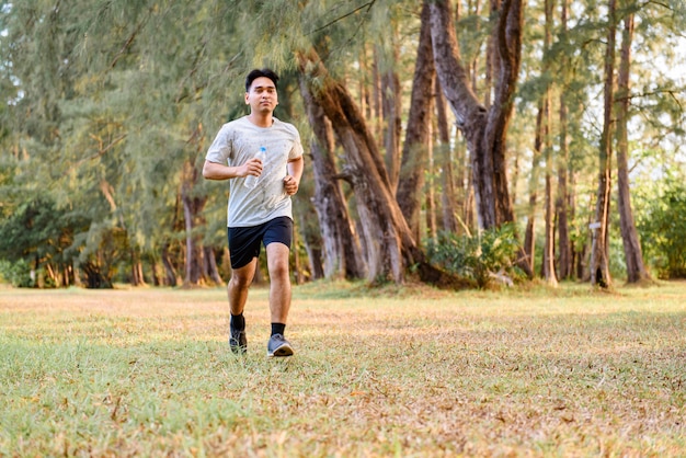 Jonge man joggen en het doen van de training buiten het park