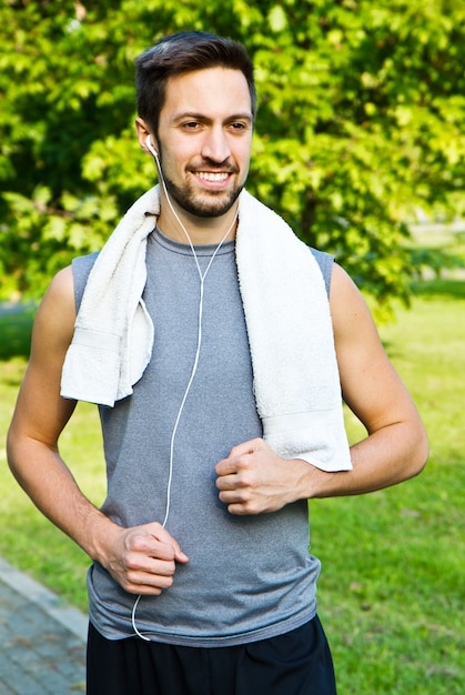 Jonge man joggen in het park. Gezondheid en fitness.