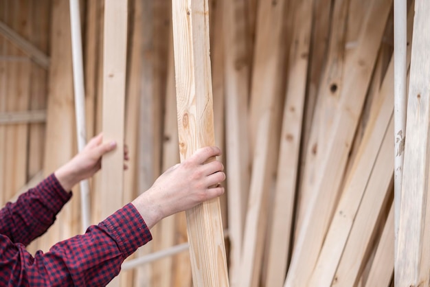 jonge man kiest houten plank in ijzerhandel b