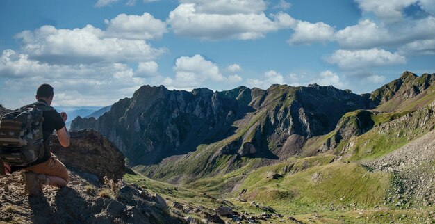 Jonge man kijkt uit over de Col du Tourmalet in de Franse Pyreneeën