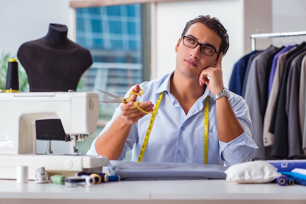 Jonge man kleermaker bezig met nieuwe kleding