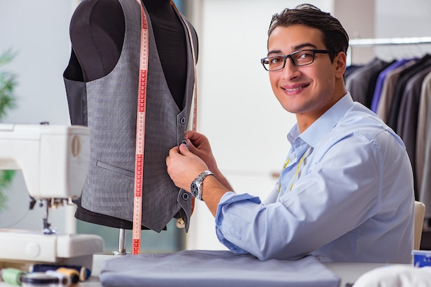 Jonge man kleermaker bezig met nieuwe kleding