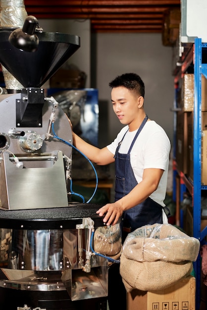 Jonge man koffie roosteren