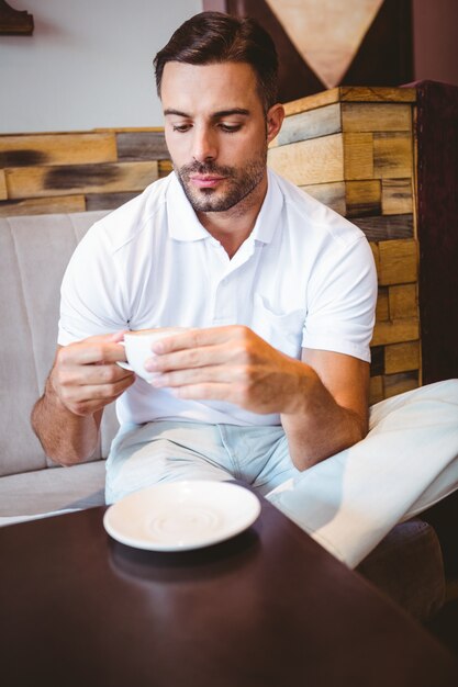 Jonge man kopje koffie drinken