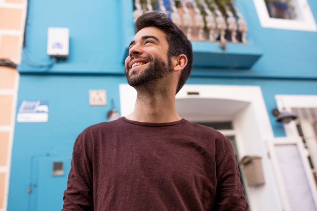 Jonge man lachen en gelukkig