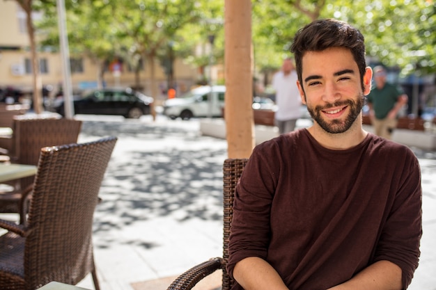 Jonge man lachen en gelukkig