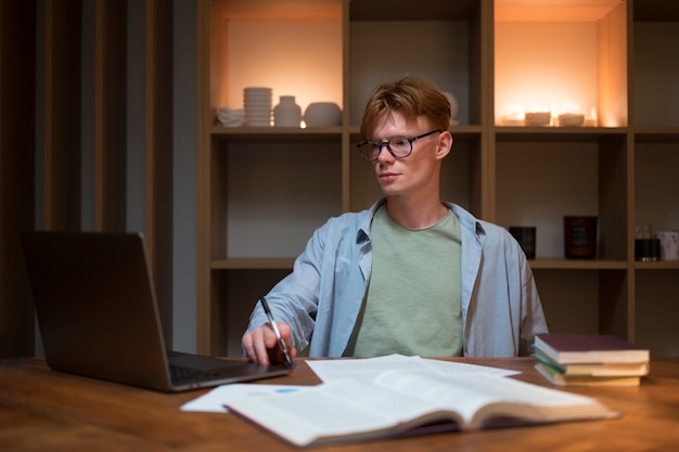 Foto jonge man leert in een virtueel klaslokaal