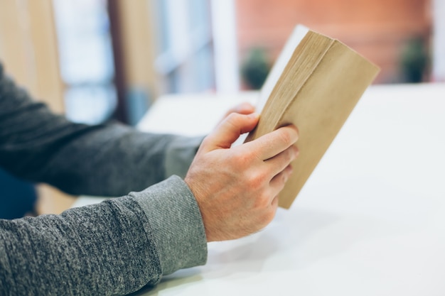 Jonge man leest een boek