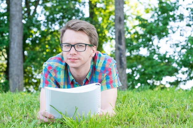 Jonge man lezen