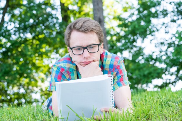 Jonge man lezen