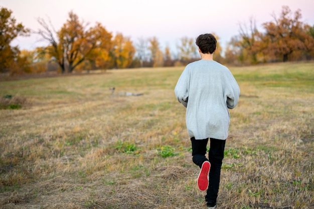 Jonge man loopt in het veld in nationaal park f