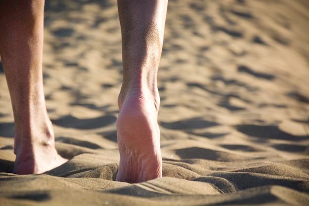 jonge man lopen een duin