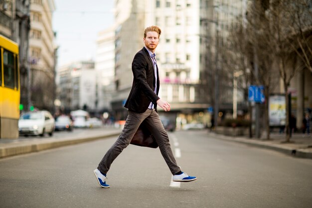 Jonge man lopen op straat