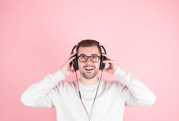 Jonge man luistert naar muziek met een koptelefoon