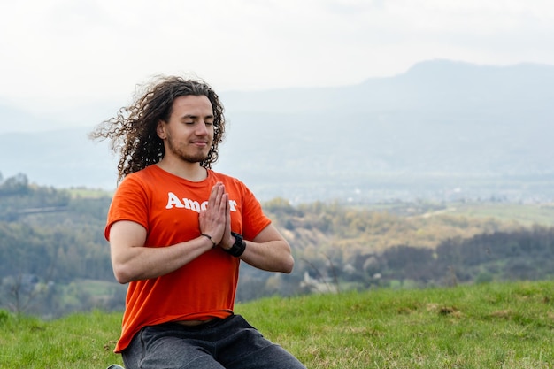 Jonge man mediteert yoga op de berg Ontspan en kalm