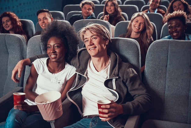 Jonge man met Afrikaanse vrouw in de bioscoop