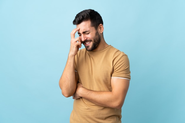 Jonge man met baard geïsoleerd op blauw