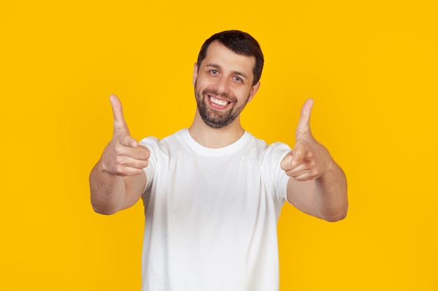 Jonge man met baard, gekleed in wit T-shirt