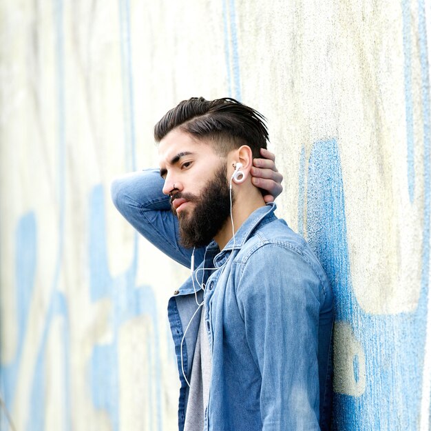 Jonge man met baard ontspannen