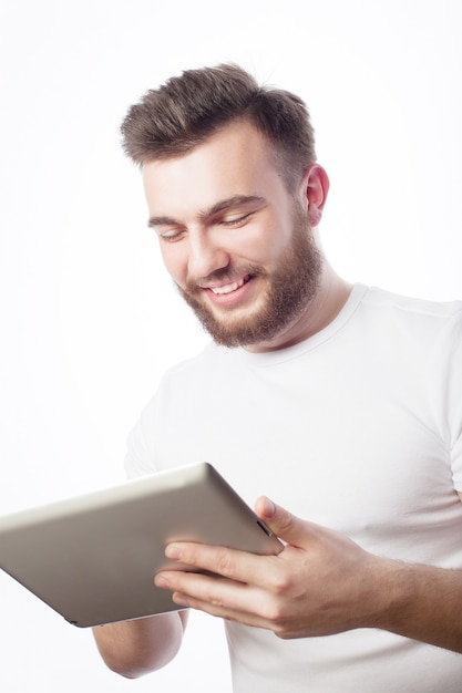 Jonge man met behulp van een tablet-computer