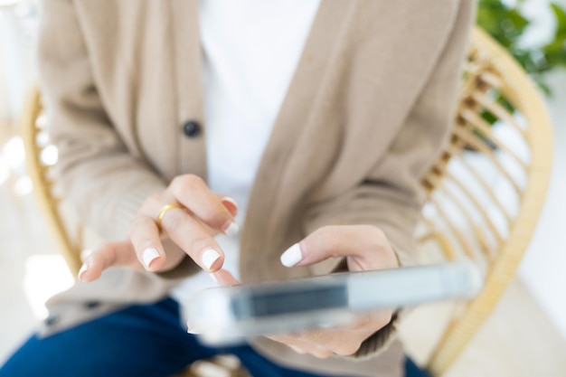 Jonge man met behulp van mobiele telefoon. Gebruik maken van online connect-technologie voor bedrijven, onderwijs en communicatie.