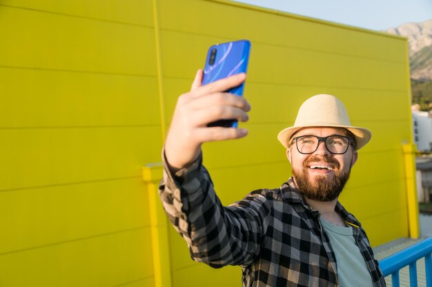 Jonge man met behulp van mobiele telefoon