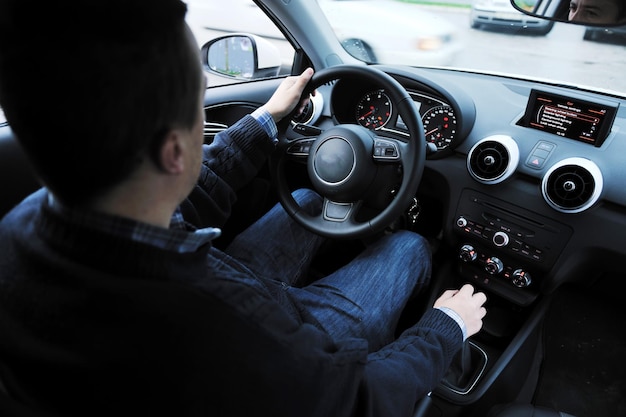 jonge man met behulp van nieuwe autonavigatie en voertuigtransportsysteem aan boord