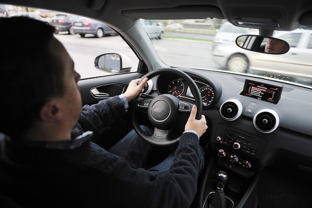 jonge man met behulp van nieuwe autonavigatie en voertuigtransportsysteem aan boord