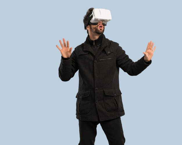 Jonge man met behulp van virtual reality-bril