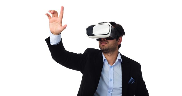 Jonge man met behulp van virtual reality-headset. Geïsoleerd op roze achtergrondstudioportret. VR, toekomst, ga