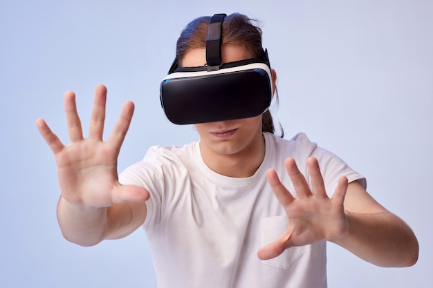 Jonge man met behulp van virtual reality headset. VR-gadgets