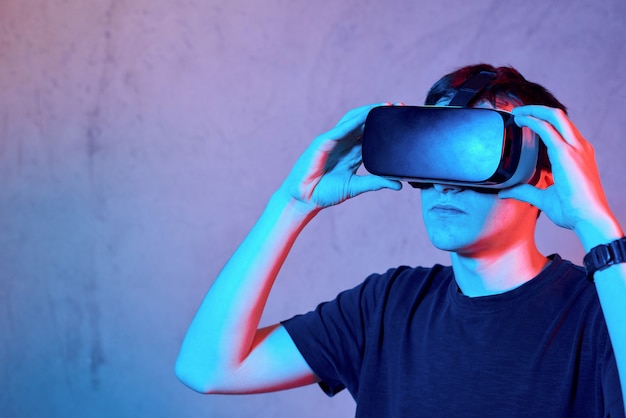 Jonge man met behulp van virtual reality-helm