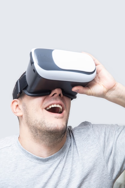 Jonge man met behulp van vr headset, ervaart virtual reality